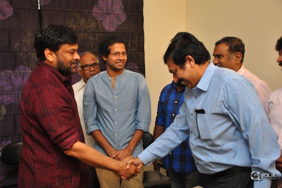 Chiranjeevi-Felicitates-Tholi-Prema-Movie-Team-at-His-Home
